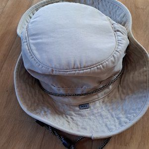 REI bucket safari hat small